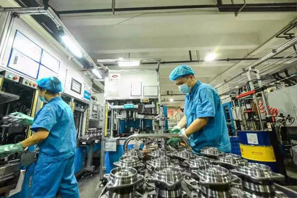 長(zhǎng)軸公司按下“快進(jìn)鍵”，成品二分廠裝配車間正全力趕制重點(diǎn)客戶產(chǎn)品，爭(zhēng)分奪秒保交付。重慶機(jī)電集團(tuán)供圖