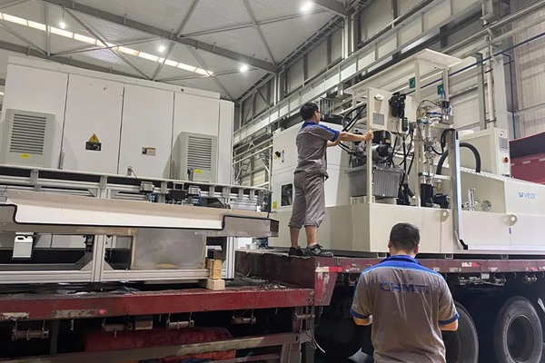 機(jī)床集團(tuán)裝配分廠員工全力以赴趕制重慶諾特公司YS7232磨齒機(jī)緊急訂單，并將產(chǎn)品按期發(fā)貨。同時(shí)，為滿足客戶需求，高效完成安裝調(diào)試，裝配分廠員工任華鑫提前抵達(dá)用戶現(xiàn)場(chǎng)，以確保產(chǎn)品到達(dá)后第一時(shí)間進(jìn)行收貨安裝。重慶機(jī)電集團(tuán)供圖