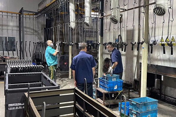 卡福公司全力趕制陜汽、重汽、長(zhǎng)安等重點(diǎn)客戶產(chǎn)品訂單，奮力實(shí)現(xiàn)年度生產(chǎn)經(jīng)營(yíng)目標(biāo)。重慶機(jī)電集團(tuán)供圖