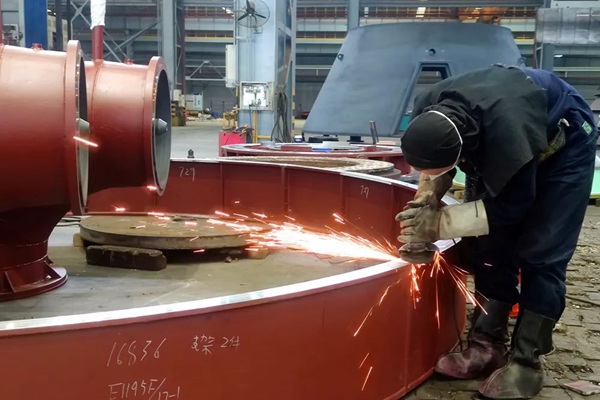 重水公司按下復(fù)工復(fù)產(chǎn)“快進(jìn)鍵”，在保證安全生產(chǎn)的前提下，各車間一線員工加班加點(diǎn)趕進(jìn)度、趕工期、保品質(zhì)，整個(gè)廠房機(jī)器轟鳴，一派繁忙景象。重慶機(jī)電集團(tuán)供圖