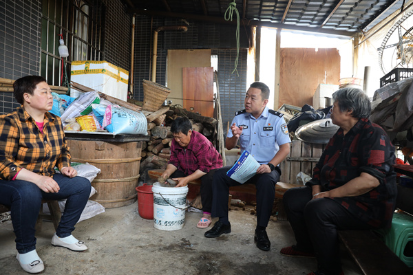 余俊在走訪工作中。