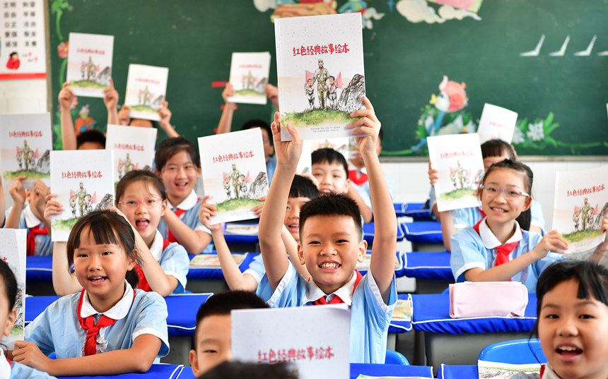 《紅色經(jīng)典故事繪本》進(jìn)課堂。周舸攝