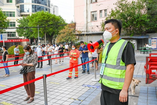 志愿者在工作中。