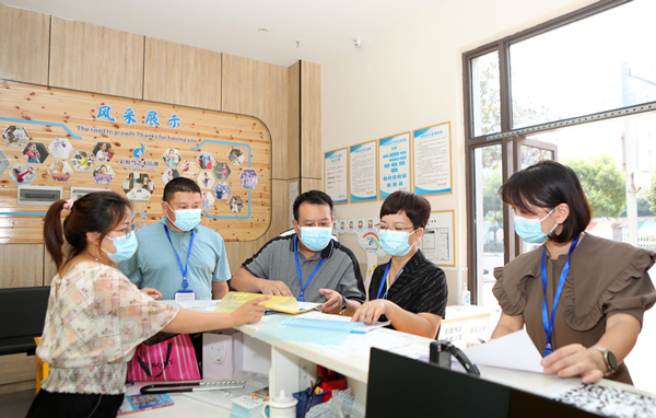 聯(lián)合執(zhí)法人員在校外培訓機構(gòu)檢查。陳仕川攝