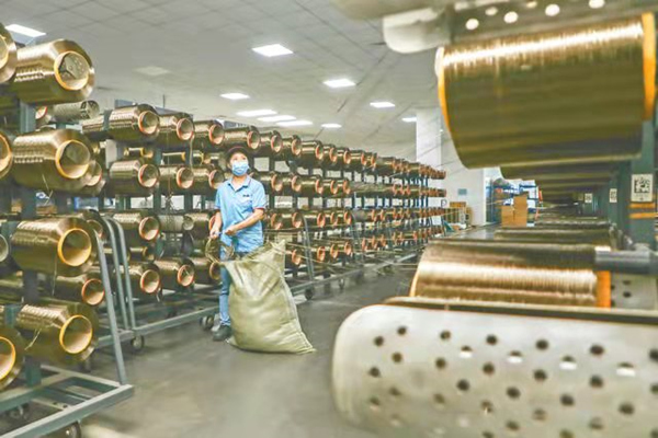 四川謙宜復合材料有限公司工人正在車間內(nèi)趕制訂單。廣安市委宣傳部供圖