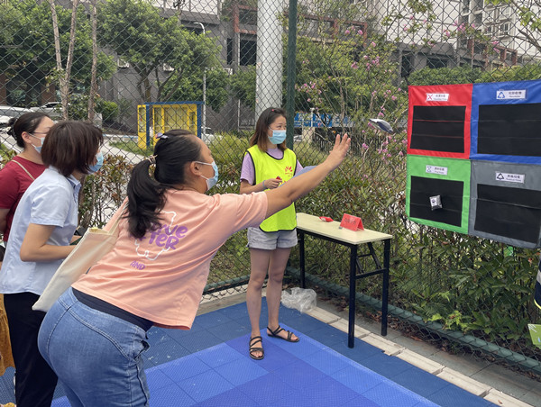 居民積極參與垃圾分類趣味游戲。魏瑜攝