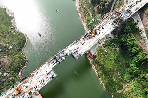 航拍大橋建設(shè)。趙軍攝