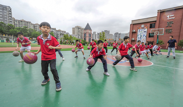涪陵城七校高質(zhì)量開展課后延時服務(wù)課，學(xué)生課后可以參加各興趣社團。何乾健攝