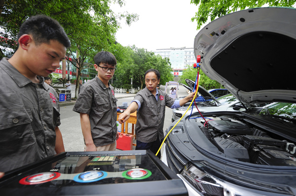 重慶工貿(mào)職業(yè)技術(shù)學(xué)院根據(jù)涪陵產(chǎn)業(yè)發(fā)展新開辦與汽車有關(guān)專業(yè)。何乾健攝