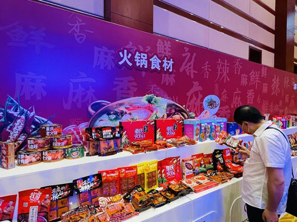 產(chǎn)品展示區(qū)。實(shí)習(xí)生越倚航攝