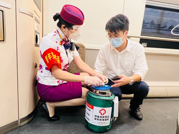 G8674次列車工作人員協(xié)助保管臍帶血造血干細(xì)胞。