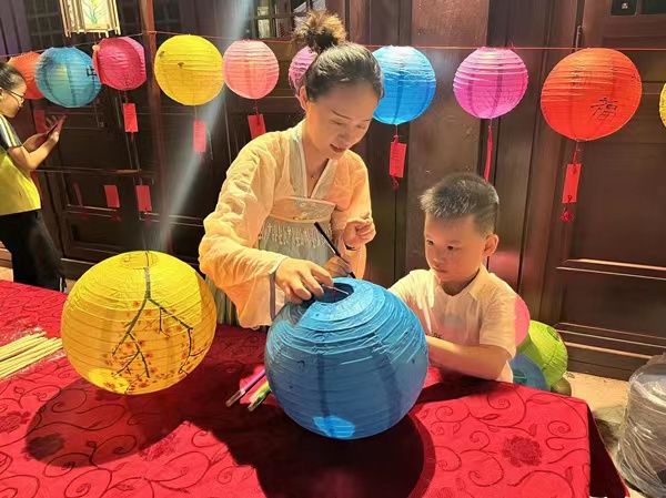 小朋友制作燈籠感受節(jié)日氛圍。蔣海濤攝