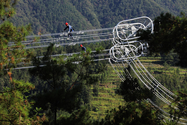 西電東送白浙線彭水段架線完成。廖唯攝