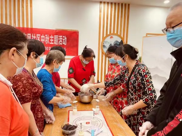 鐵山坪街道開(kāi)展“我們的節(jié)日”?“愛(ài)滿(mǎn)空巢，情暖東風(fēng)”中秋主題活動(dòng)。鐵山坪街道供圖