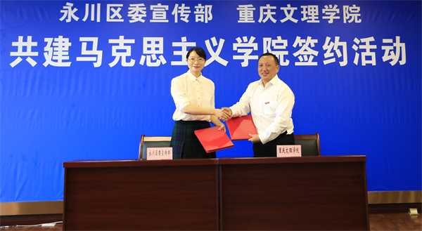 簽約現(xiàn)場(chǎng)。敖民極攝