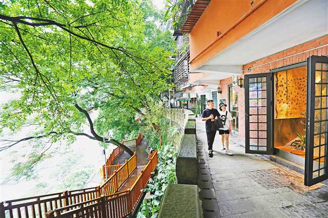 游客在渝中區(qū)戴家巷步道感受重慶“母城”獨特的街巷文化，領略都市慢生活。（攝于五月二十九日)　 記者 羅斌　攝\視覺重慶