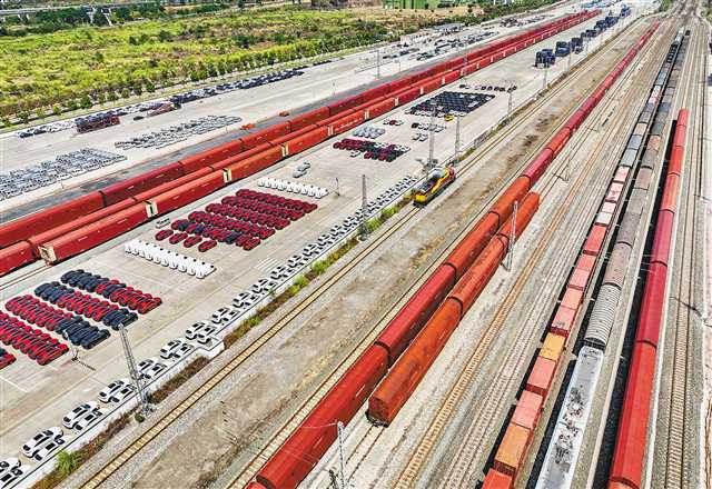 9月5日，果園港國家物流樞紐，渝懷鐵路魚嘴貨運(yùn)站北貨場(chǎng)，商品車在此分撥轉(zhuǎn)運(yùn)。魚嘴鐵路商品車貨運(yùn)比例占全市鐵路整體發(fā)運(yùn)量超過65%。