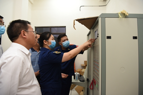 檢查現(xiàn)場。渝中區(qū)消防救援支隊供圖