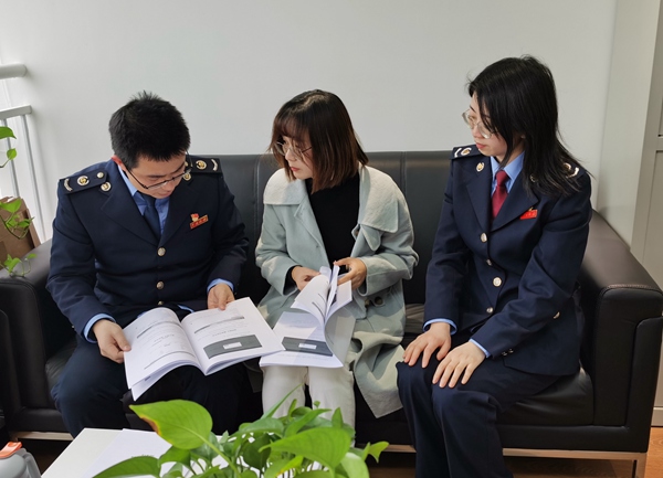 重慶市沙坪壩區(qū)稅務(wù)人員為重慶皓蓉置業(yè)發(fā)展有限公司財務(wù)人員宣傳非稅收入電子稅務(wù)局申報繳費流程。甘雪芹攝