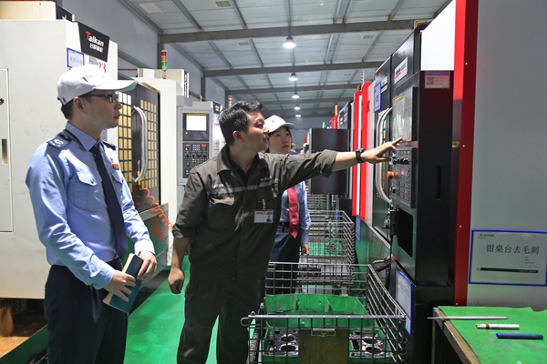 大渡口區(qū)稅務(wù)人員走訪重慶太倉科技有限公司，了解企業(yè)生產(chǎn)情況，宣傳組合式稅費(fèi)支持政策。陳語詩攝