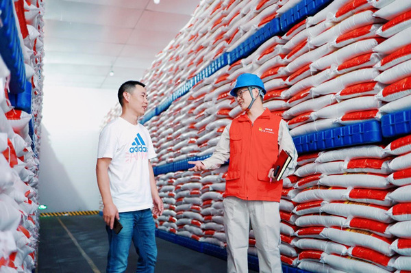 國(guó)網(wǎng)重慶電力員工在大足區(qū)儲(chǔ)備糧有限公司檢查用電設(shè)備并了解用電需求。王非凡攝