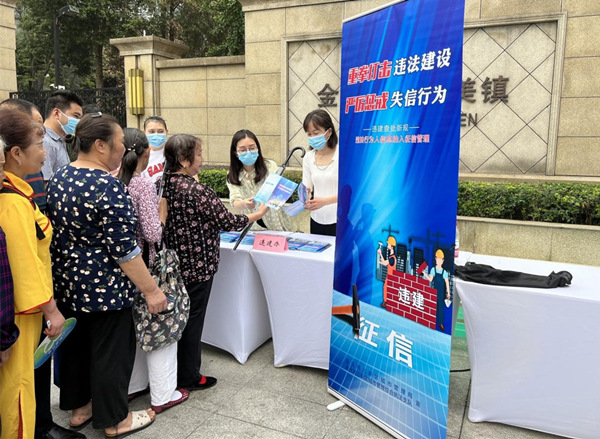 工作人員現(xiàn)場收集居民意見，解答居民疑問。人和街道供圖