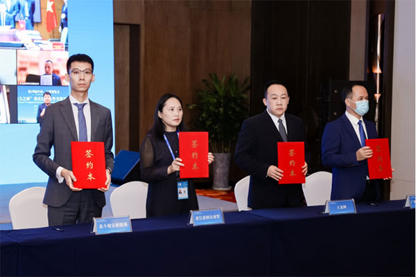 大龍網(wǎng)集團(tuán)董事長(zhǎng)馮劍峰現(xiàn)場(chǎng)參與簽約。大龍網(wǎng)供圖