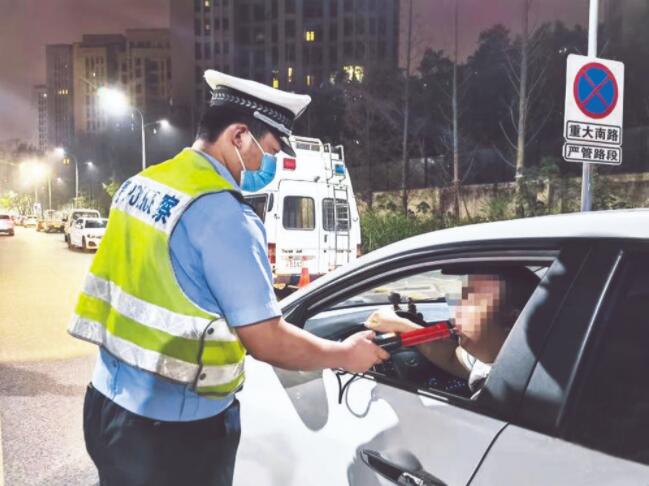 高新區(qū)交巡警支隊勤務二大隊的民警夜查酒駕。