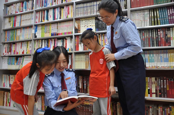 城口縣稅務(wù)人員給小朋友們講解“九一八”事變經(jīng)過，播撒愛國主義種子。劉宗娟攝