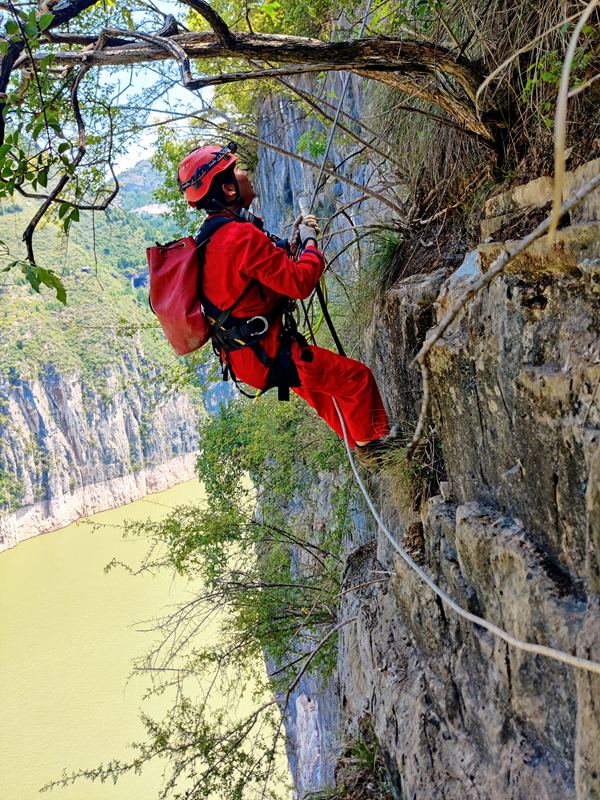 《高位危巖裂隙調(diào)查》。8月上旬，重慶地研院組織高空作業(yè)人員攀爬崖壁，調(diào)查瞿塘峽右岸危巖的裂隙，安裝地災(zāi)防治監(jiān)測(cè)設(shè)備。王琦攝