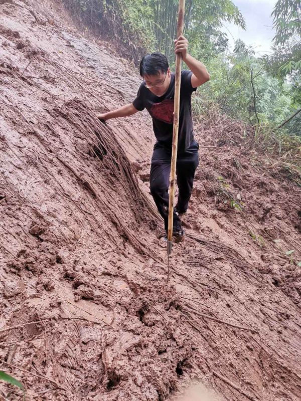 《踏破泥濘》。2020年8月3日，南江地質(zhì)隊(duì)駐守地質(zhì)隊(duì)員戴巖柯前往開州區(qū)白鶴街道牛馬騰滑坡為滑坡自動(dòng)化監(jiān)測儀器安裝選址。途中遭遇道路塌方前行受阻，戴巖柯一手抓雜草一手撐木杖，踏著泥濘前往目的地。吳叔剛攝