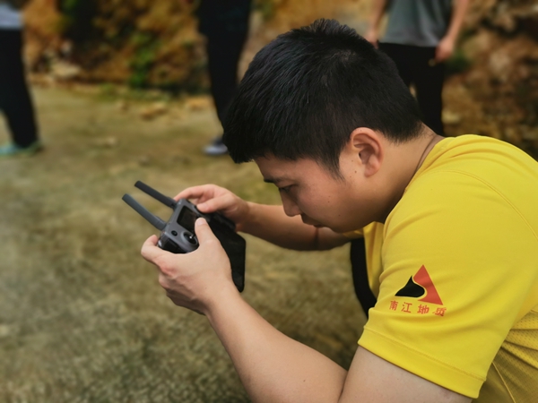 《一種專注》。2021年7月12日，奉節(jié)縣甲高鎮(zhèn)黃家灣滑坡突發(fā)險情，南江地質(zhì)隊駐守地質(zhì)隊員晏椋楨迅速趕赴現(xiàn)場操作無人機(jī)開展應(yīng)急調(diào)查。劉黎攝