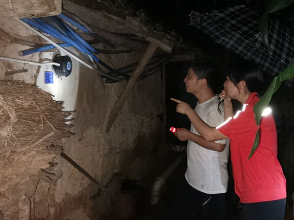 《放心不下》。2021年7月7日深夜23點(diǎn)，奉節(jié)縣甲高鎮(zhèn)煙山村中間瓦屋滑坡地質(zhì)災(zāi)害智能化監(jiān)測(cè)預(yù)警系統(tǒng)突然報(bào)警，南江地質(zhì)隊(duì)駐守地質(zhì)隊(duì)員劉黎、晏椋楨不放心，立即趕赴現(xiàn)場(chǎng)核實(shí)險(xiǎn)情。汪杰攝