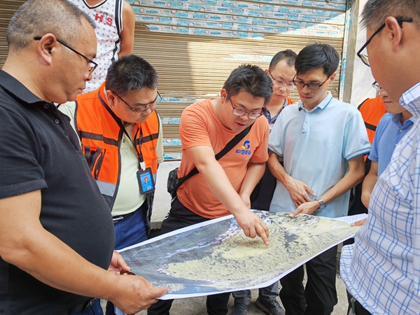 《專家組踏勘現(xiàn)場(chǎng)》。8月5日，市級(jí)專家組對(duì)彭水縣善感鄉(xiāng)農(nóng)綱村4組石槽壩危巖崩塌現(xiàn)場(chǎng)踏勘和地災(zāi)防治技術(shù)指導(dǎo)。遲金學(xué)攝