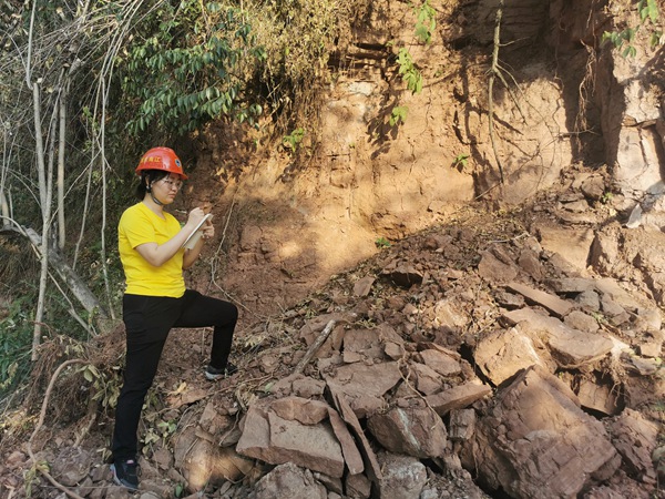 《加強巡查排查 》。8月25日，南江地質(zhì)隊駐守地質(zhì)隊員吳爽來到長壽區(qū)菩提街道菩提山巡查排查。劉黎攝