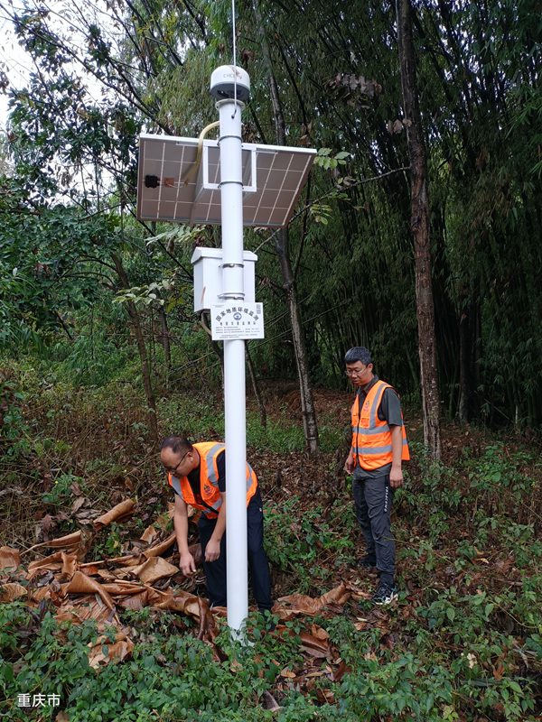 《雨后地質(zhì)災(zāi)害點(diǎn)自動(dòng)監(jiān)測(cè)設(shè)備檢查》。8月30日，208地質(zhì)隊(duì)在潼南區(qū)塘壩鎮(zhèn)金龜村地質(zhì)災(zāi)害點(diǎn)進(jìn)行雨后核查，檢查自動(dòng)監(jiān)測(cè)設(shè)備工作情況。周黎明攝