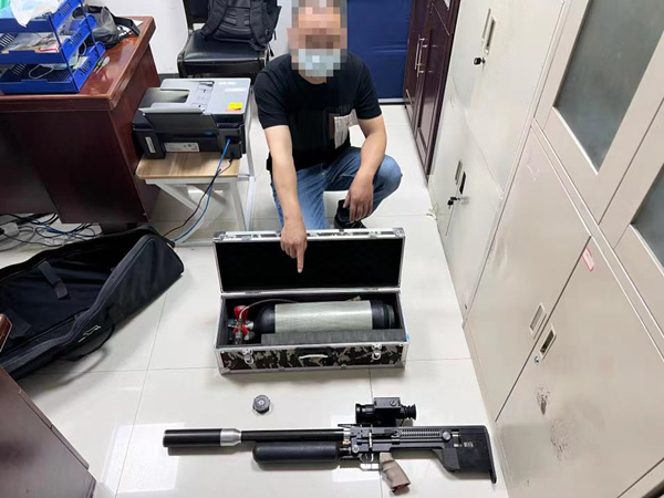 犯罪嫌疑人指認作案工具。兩江新區(qū)警方供圖