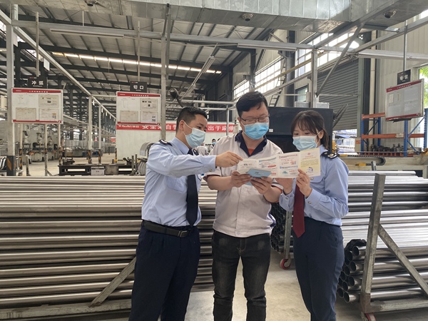 榮昌區(qū)稅務(wù)人員走訪重慶維創(chuàng)汽車配件有限公司生產(chǎn)車間，向企業(yè)宣傳緩稅政策。?文明燕攝