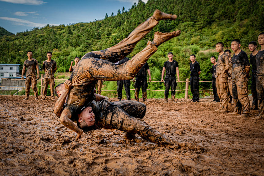 重慶特警2022年水陸兩棲專訓(xùn)現(xiàn)場(chǎng)。