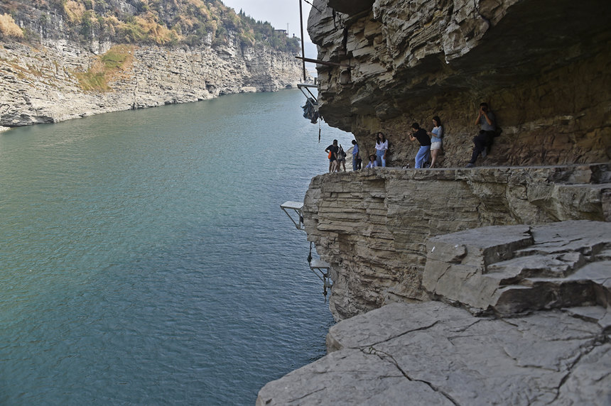 游客感受棧道險(xiǎn)峻。黃河攝