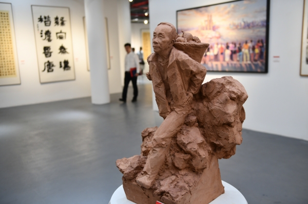 美術(shù)家協(xié)會(huì)副主席張俊德的雕塑作品《奔向致富路》。陳驊攝
