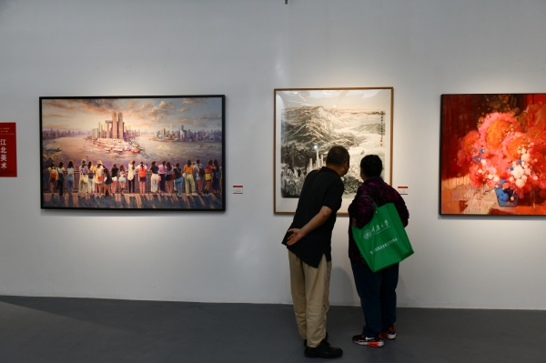 觀眾駐足欣賞展覽作品。陳驊攝