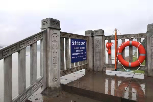 每個(gè)“生命救助公益點(diǎn)”都配備了救生圈、救生竿、救生繩“三個(gè)一”組合救援設(shè)備。蓮花街道供圖