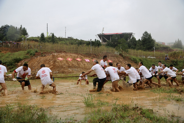 魚塘拔河。楊孝永攝