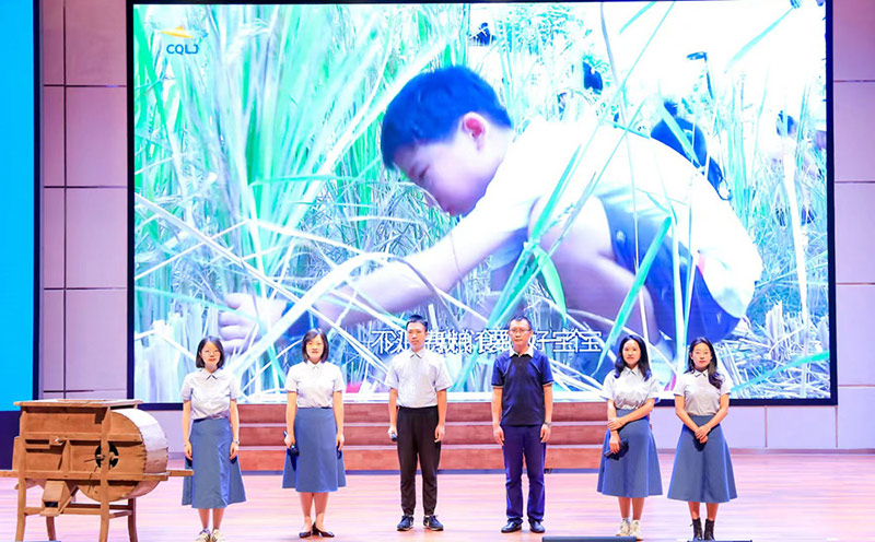 老師講解傳統(tǒng)農(nóng)具。童心小學(xué)供圖