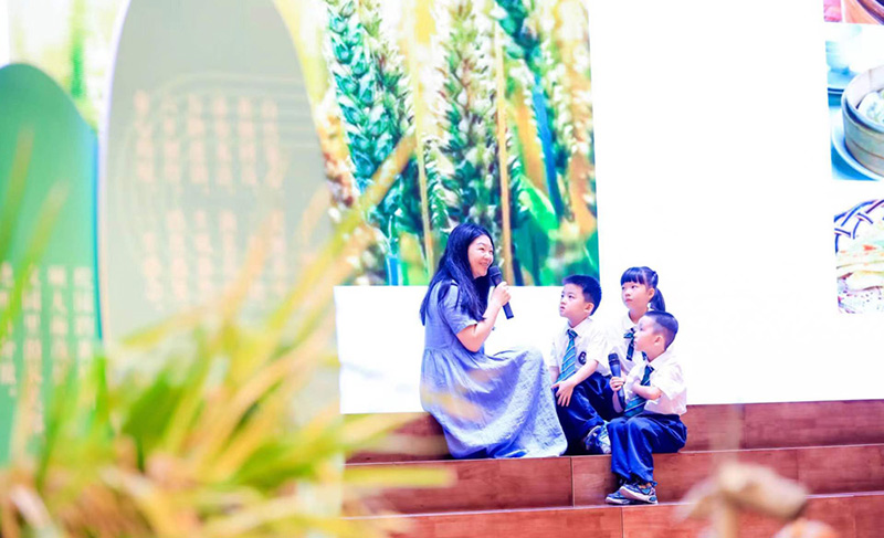 老師為學(xué)生講解五谷的來歷和種類。童心小學(xué)供圖