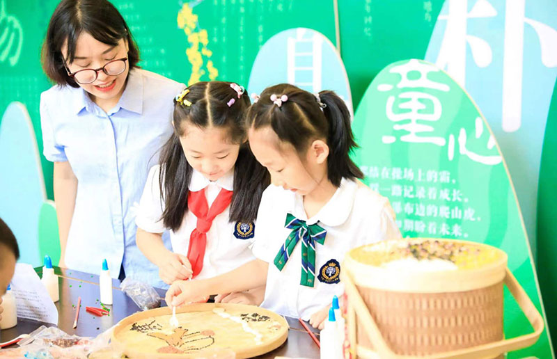 五谷貼畫有著五谷豐登、國泰民安的美好寓意。童心小學供圖