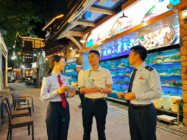 榮昌區(qū)稅務(wù)局稅務(wù)干部到榮昌區(qū)昌州故里夜市宣傳稅收優(yōu)惠政策。黃佳攝