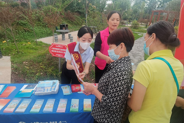 為公眾普及金融知識。漢口銀行重慶分行供圖