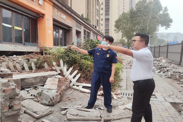 檢查現(xiàn)場。九龍坡區(qū)消防救援支隊供圖